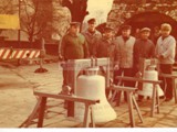 Nowe dzwony zawieszone w latach 80. XX wieku. Za nimi mieszkańcy Miechowic, którzy brali udział  w ich zawieszeniu. Od lewej stoją panowie: Heppner, Hodor, Zich, Woźny, Baran oraz Smyr. W tle widoczna grota lurdzka wzniesiona w latach 50.  
